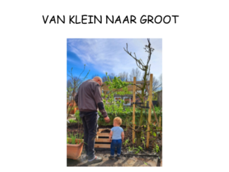 Verticaal tuinieren met kruiden op een verhoging in de tuin. Opa en kleinzoon staan te kijken