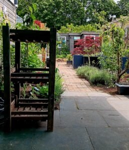 DIY Verticale bloemenbak van aardappelkistjes in de tuin