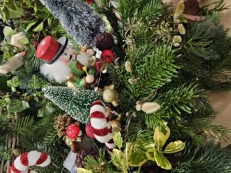 Kerststukjes maken van tuinmaterialen